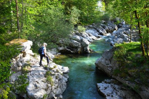 slovenie-wandelaar-soca-rivier-helia-walking