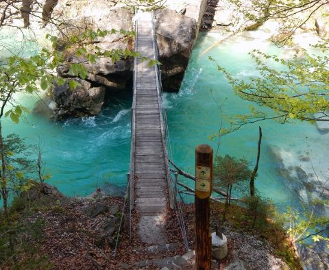 slovenie-soca-rivier-hangbrug-helia-walking
