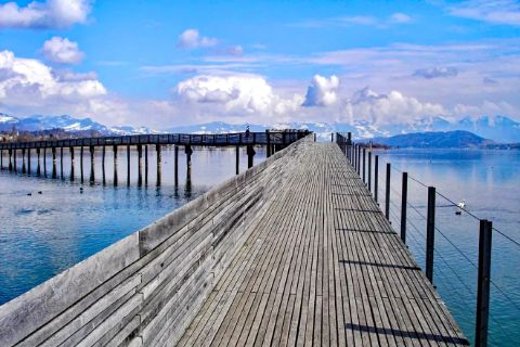 rapperswil-zurichsee-meer-van-zurich-zwitserland-langste-houten-brug