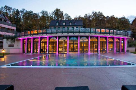 Blick auf den beleuchteten Pool Hotel les Violettes