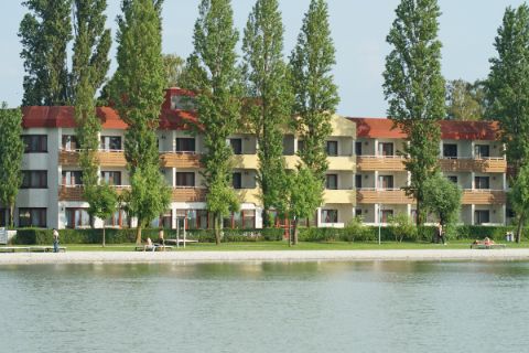 hotel Seewirt ouside lake