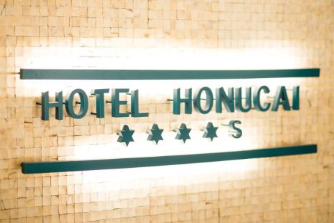 Schriftzug des Hotel Hanucai 