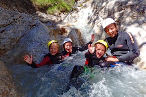 Wasserrutsche beim Canyoning in Tirol