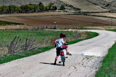 Kind am Radweg in Sardinien