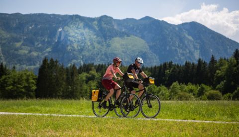Zwei sportliche Radler in den Bergen