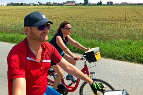 Familie Reischl in voller Fahrt am Fahrrad