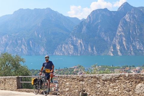 Radler am Etschradweg mit Blick auf die Gardasee-Kulisse