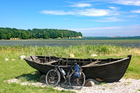 Fahrrad vor Boot an der Ostseeküste