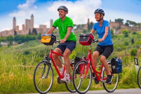 Eurobike Radfahrer vor der Kulisse von San Gimignano