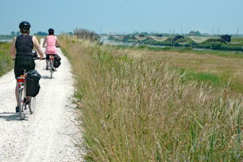 Radweg mit zwei Radlern durch die venezianische Landschaft