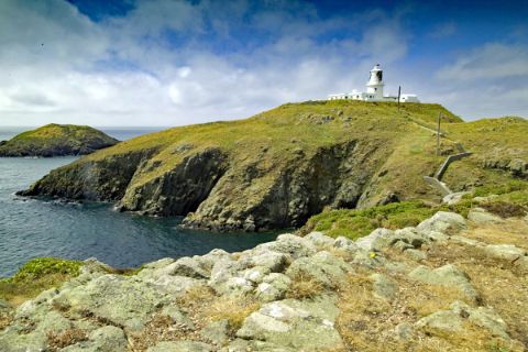 Wanderblick auf Leuchtturm in Wales