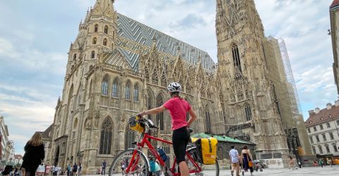 Radfahrer in Wien vor dem Stephansdom