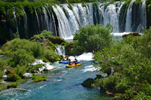 Kajakgruppe beim Wasserfall in Dalmatien