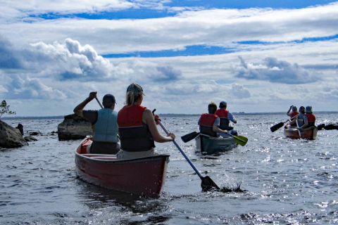 Kanutengruppe paddelt auf See in Irland