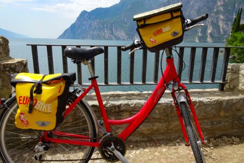 Fahrrad mit Ausblick auf Gardasee