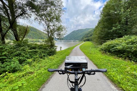 Bike path between Grein and Melk
