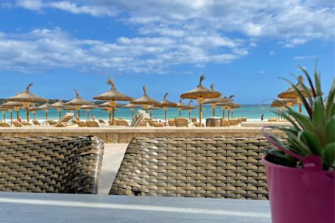 Hipotel Mediterraneo Café with a view of the beach