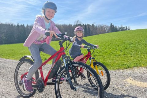 Kinder beim Radfahren mit Helm