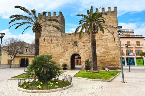 Old town gate of Alcúdia