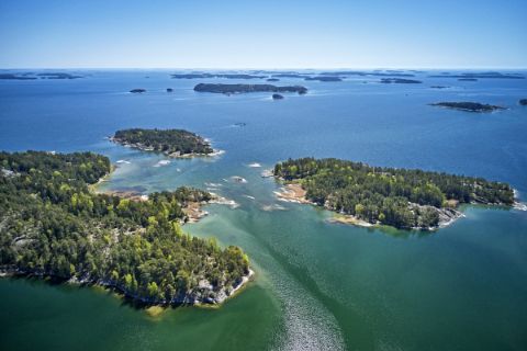 Blick auf einzelne finnische Inseln von oben