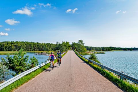 Cyclists on the island ring in Finland