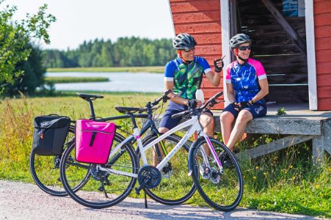 Cycle break by the lake on the FInnlands Archipelago Tour