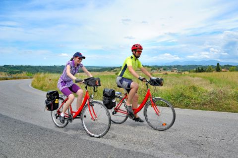 Zwei Radfahrer auf einer Straße durch die Toskana