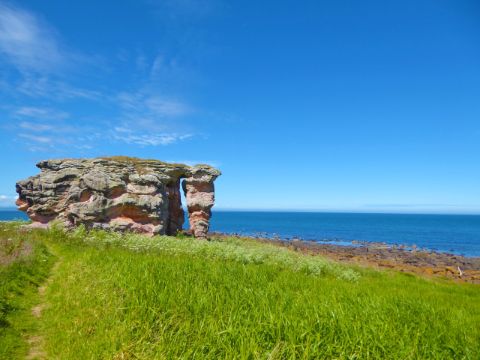 Steinformation am Küstenwanderweg in Schottland