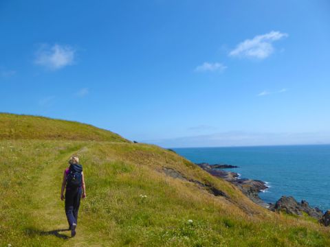 Wanderin genießt die Wanderung entlang der schottischen Küstenlandschaft
