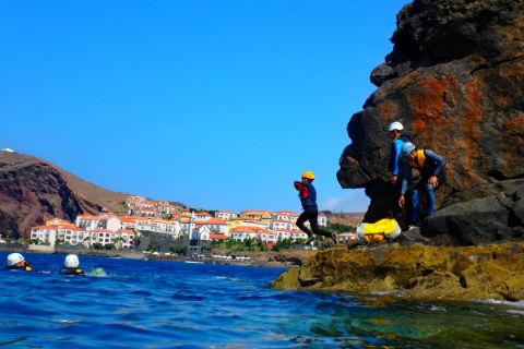 Sprung ins Wasser beim Coasteering in Madeira