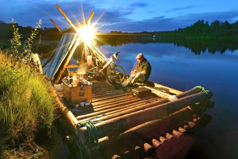 Abendstimmung auf dem Floß in Schweden