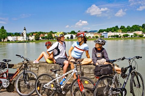 Familie macht Pause am Ufer der Donau