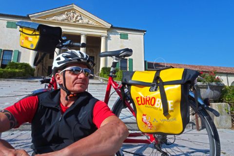 Cyclist take a break infront of a venetian villa