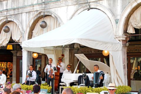 Musikanten am Markusplatz in Venedig