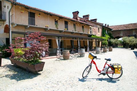 Bike infront a a tuskany house in Saluzzo