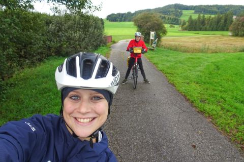 Christine und ihr Bruder beim Radfahren