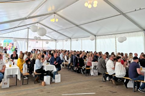 Rund 350 Gäste im voll besetzten Festzelt in Obertrum