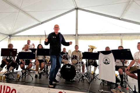 Auch Eurobike-Mitarbeiter Hannes durfte die Trachtenmusikkapelle Obertrum dirigieren