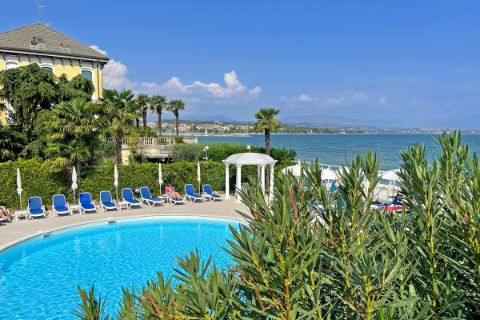 Pool des Hotel Lido International am Gardasee