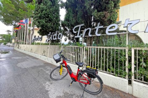 Eurobike E-Bike in front of the Hotel Lido International at Lake Garda