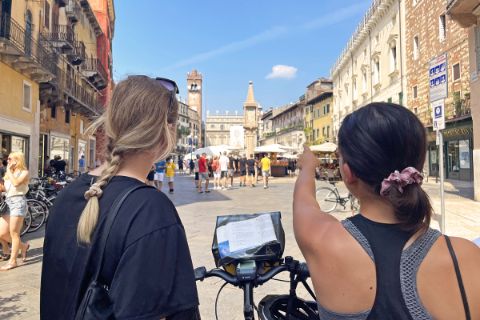 Radfahrerinnen in der Altstadt von Verona