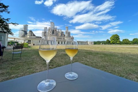 Gläser mit Weißwein vor Schloss Chambord 