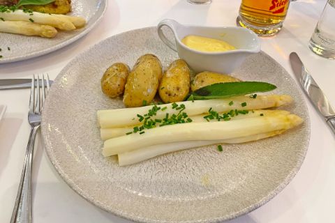 Asparagus with potatoes and hollandaise sauce