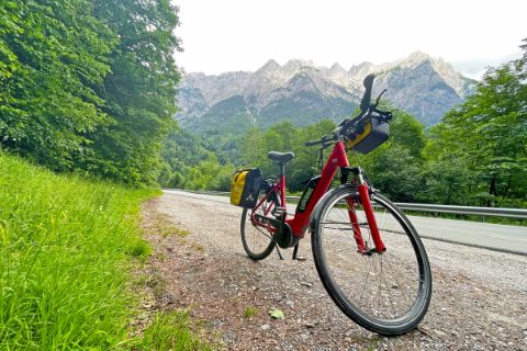 Fahrrad mit Tennengebirge im Hintergrund
