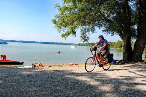 Radfahrer am Ufer des Ammersees