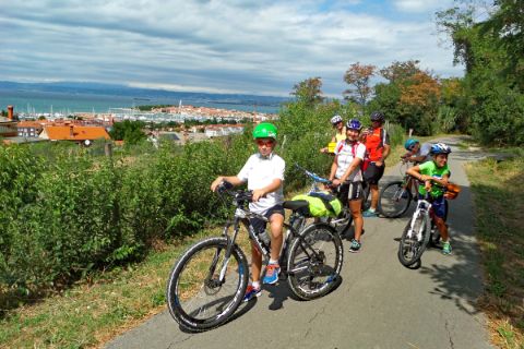 Familie am Radweg in Südtirol mit Blick in die Ferne