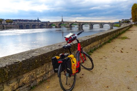 Eurobike-Fahrrad an der Loire-Brücke
