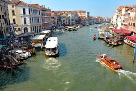 Kanal Grande mit Blick von der Rialto Brücke in Venedig 
