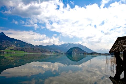 Berge spiegeln sich im Wolfgangsee