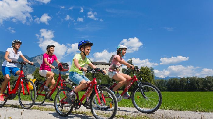 Zwei Damen beim Radfahren in Tirol mit Junge und Mädchen während der Radreise am Inn-Radweg